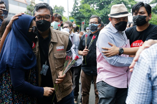 Keharuan Warnai Hari Terakhir 57 Pegawai KPK yang Diberhentikan Keharuan Warnai Hari Terakhir 57 Pegawai KPK yang Diberhentikan