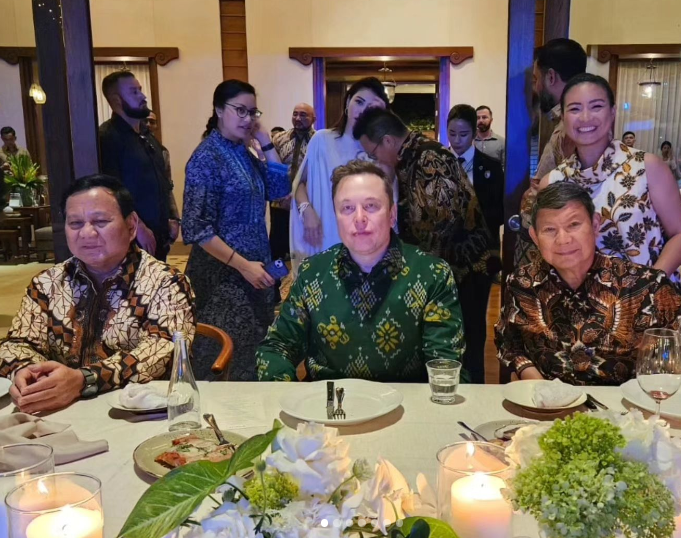 Presiden terpilih Indonesia Prabowo Subianto (kiri) bersama adikknya Hashim Djojohadikusumo (kanan), keponakannya Sara Djojohadikusumo (belakang, kanan) dan pendiri Tesla Elon Musk dalam sebuah acara di Bali, 20 Mei 2024. [via Instagram @rahayusaraswati]
