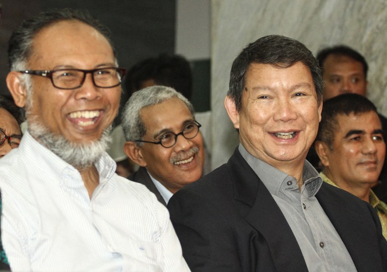 Adik dari Prabowo Subianto, Hashim Djojohadikusumo (kedua dari kanan), dan pengacaranya Bambang Widjojanto (kiri), mengajukan gugatan terkait hasil pemilu ke Mahkamah Konstitusi di Jakarta, 24 Mei 2019. [Danny Krisnadhi/AFP]