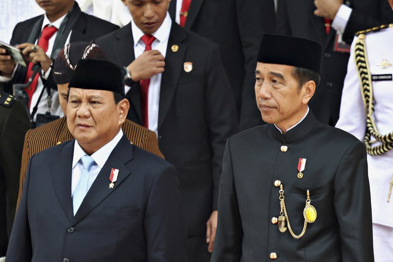 Presiden RI Joko Widodo berjalan bersama Menteri Pertahanan dan Presiden terpilih Prabowo Subianto (kiri) setelah menyampaikan Pidato Kenegaraan terakhirnya menjelang Hari Kemerdekaan Indonesia, di gedung DPR di Jakarta, 16 Agustus, 2024. [Ajeng Dinar Ulfiana/Pool Photo via AP]