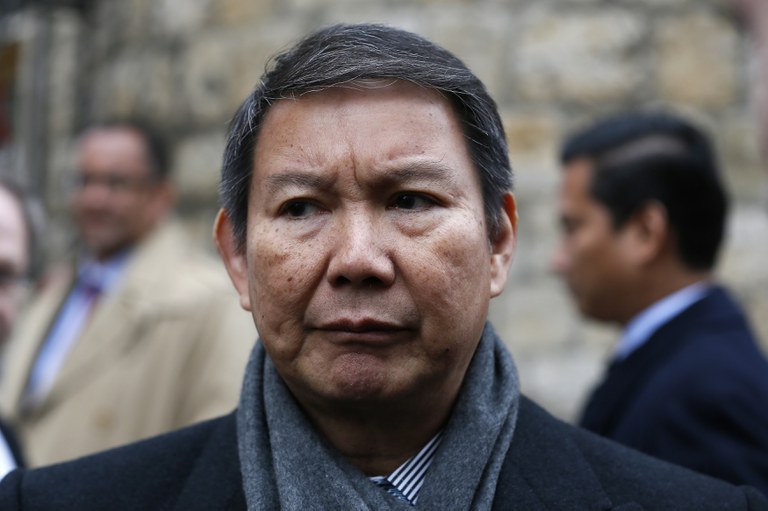 Pengusaha Indonesia Hashim Djojohadikusumo, saudara dari presiden terpilih Prabowo Subianto, meninggalkan kantor setelah rapat pemegang saham di London, 21 Februari 2013. [Stefan Wermuth/Reuters]