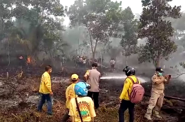 Tim pemadam kebakaran swasta melakukan pemadaman areal gambut yang terbakar di Jalan Parit Haji Husin 2 Pontianak, Kalimantan Barat, 16 Agustus 2018. (Dok. YPK Budi Pekerti Pontianak)