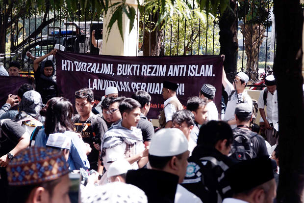 Pendukung HTI memasang spanduk saat berlangsung sidang di PTUN Jakarta, 7 Mei 2018. (Arie Firdaus/BeritaBenar)