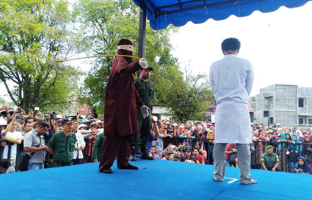 Sekitar 1.000 warga menyaksikan pelaksanaan eksekusi cambuk yang digelar di halaman sebuah masjid di Banda Aceh, 20 April 2018. (Nurdin Hasan/BeritaBenar)
