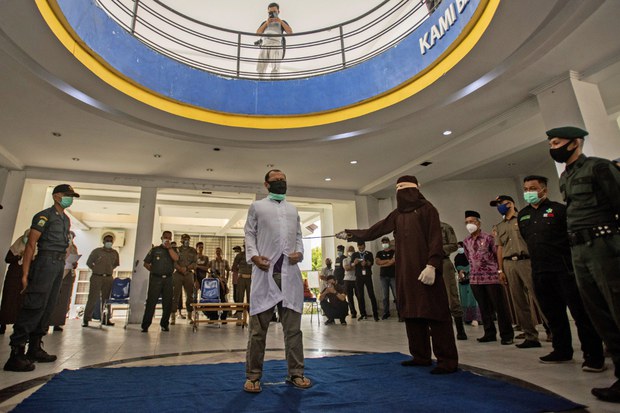 Langgar Hukum Syariah, Pasangan Gay dan 4 Orang Lainnya Dicambuk Langgar Hukum Syariah, Pasangan Gay dan 4 Orang Lainnya Dicambuk