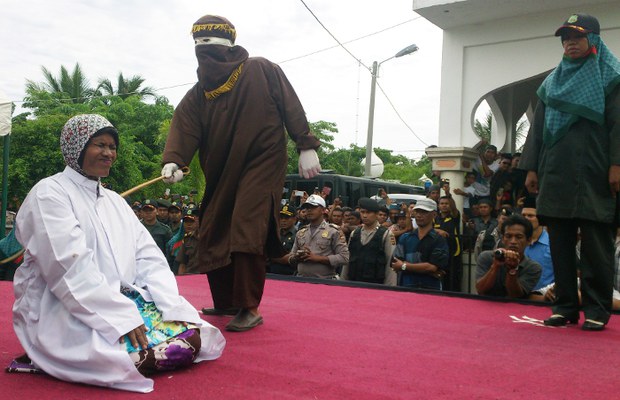 150612_ID_HUKUM_CAMUK_ACEH_700.jpg