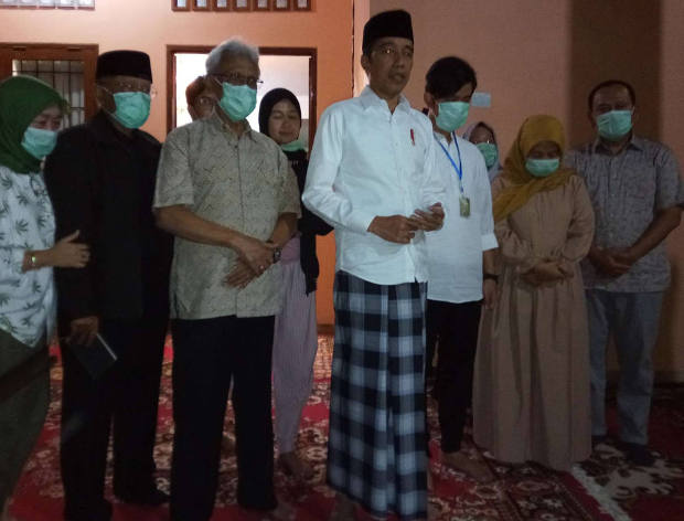 Presiden Joko "Jokowi" Widodo didampingi keluarga mengumumkan tentang telah berpulangnya iu kandungnya, Sudjiatmi Notomihardjo di rumah duka, di Solo, Jawa Tengah, 25 Maret 2020. [Kusumasari Ayuningtyas/BenarNews]