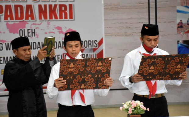 Dua Napi Terorisme di Palu Berikrar Setia kepada Negara, Melepas Baiat kepada ISIS Dua Napi Terorisme di Palu Berikrar Setia kepada Negara, Melepas Baiat kepada ISIS