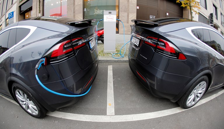 220808_ID_Tesla-EV-inside.JPG