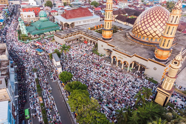 Ribuan orang mengikuti salat berjamaah di luar Masjid Agung Al-Fatah di Ambon, Maluku, 2 Mei 2022. [Antara Foto via Reuters]