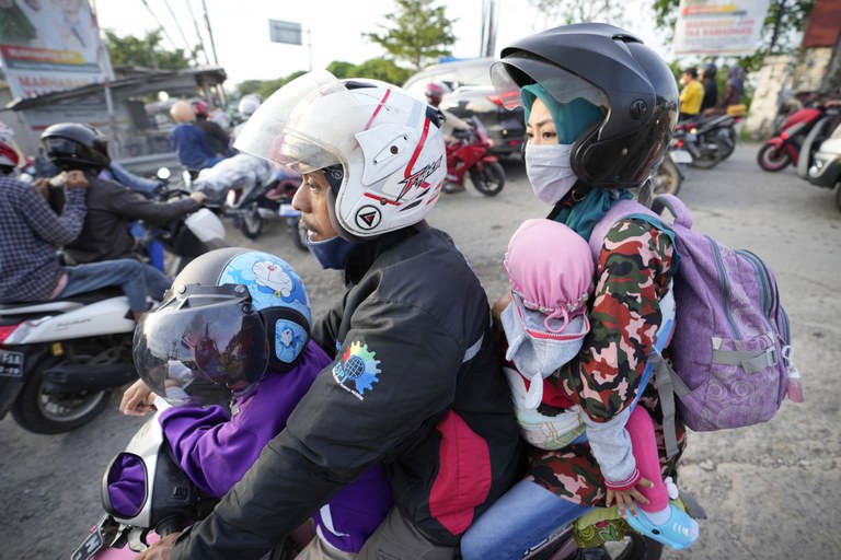 Satu keluarga mengendarai sepeda motor saat mereka menuju ke kampung halaman mereka di Cikarang, Jawa Barat, 29 April 2022. Mudik tahun ini bisa dilakukan tanpa pembatasan setelah dua tahun sebelumnya tidak bisa dilakukan dengan bebas karena pandemi COVID-19. [AP ]