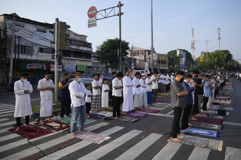 Warga mengikuti salat Id berjamaah di sebuah jalan raya di Jakarta, 2 Mei 2022. [AP]