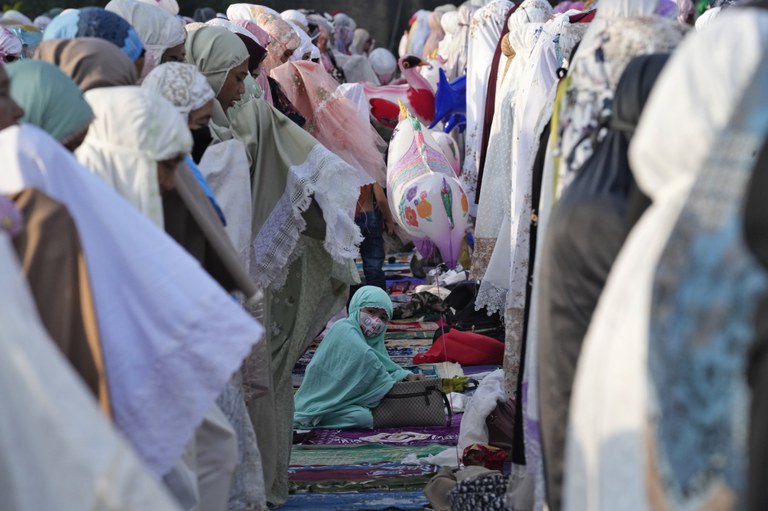 Kaum Muslimah melaksanakan salat Idul Fitri di pelabuhan Sunda Kelapa di Jakarta, 2 Mei 2022. [AP]