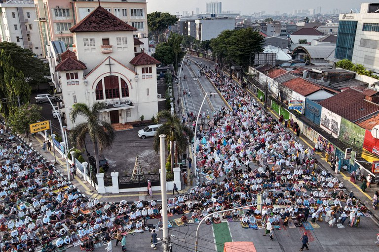Foto udara ini memperlihatkan umat Islam melakukan Salat Id menandai Hari Raya Idulfitri di Jakarta, 2 Mei 2022. [AFP]