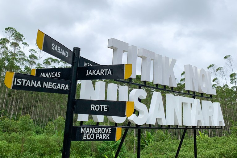 Papan nama yang menunjukkan petunjuk arah di Titik Nol Nusantara, lokasi ibu kota baru Indonesia, di Sepaku, Penajam Paser Utara, Kalimantan Timur, 14 Agustus 2022. [Adek Berry/AP]