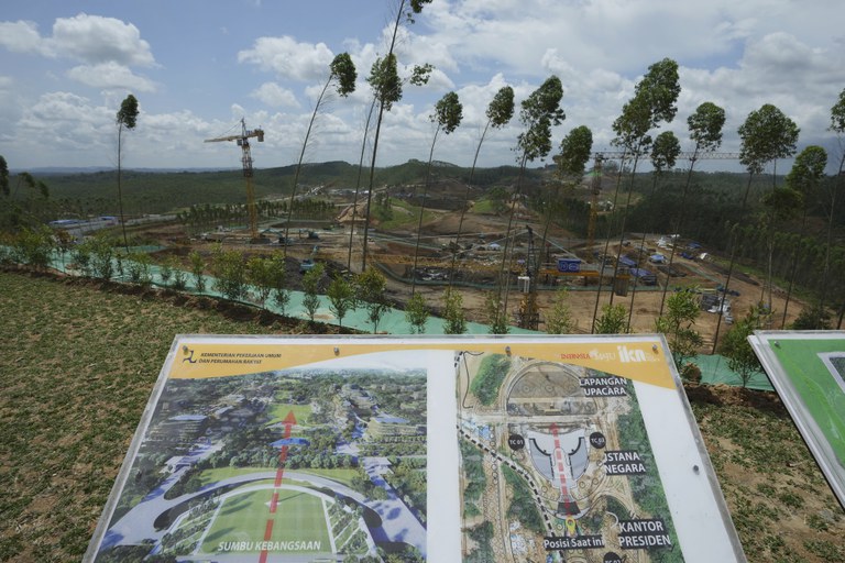 Gambar yang menunjukkan tata letak kompleks Istana Kepresidenan di ibu kota baru Nusantara ditampilkan di lokasi pembangunannya di Penajam Paser Utara, Kalimantan Timur, 8 Maret 2023. [Achmad Ibrahim/AP]