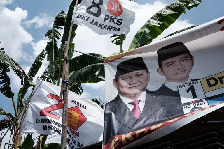 Spanduk bergambar pasangan calon presiden Prabowo Subianto dan calon wakil presiden Gibran Rakabuming Raka, yang juga putra sulung Presiden Jokowi, di Jakarta, 21 Januari 2024. [Yasuyoshi Chiba/AFP]