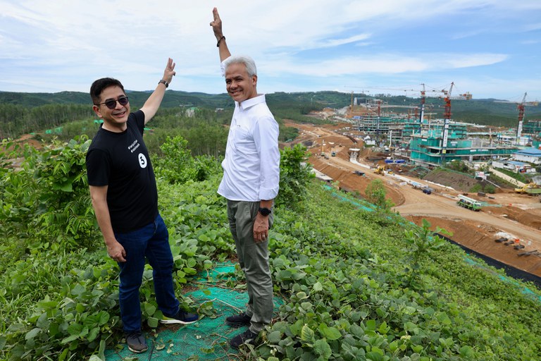Ganjar Pranowo (kanan), dan Arsjad Rasjid, ketua Tim Pemenangan Nasional Ganjar Pranowo – Mahfud MD, menunjukkan salam tiga jari, saat berkunjung ke Ibu Kota Negara (IKN) Nusantara di Penajem Paser Utara, Kalimantan Timur, dalam foto yang diposting Arsjad di X pada 7 Desember 2023. [Via X/@ArsjadRasjid]