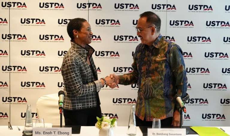 Direktur Badan Perdagangan dan Pembangunan AS (USTDA) Enoh T. Ebong dan Ketua Otoritas Ibu Kota Nasional Nusantara Bambang Susantono dalam konferensi pers di Jakarta pada 7 Maret 2024. [Foto: id.usembassy.gov]