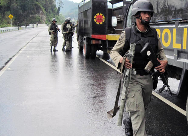 Seorang polisi membawa pelontar granat dalam operasi pengejaran terhadap para pelaku teroris di kawasan Leupung, Kabupaten Aceh Besar, 12 Maret 2010, setelah keberadaan kamp pelatihan militer di pegunungan Jalin terbongkar. (BeritaBenar)