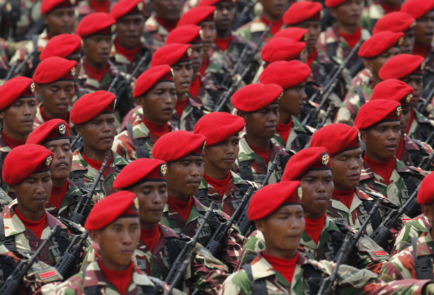 Anggota Komando Pasukan Khusus (Kopassus)TNI AD, berbaris saat latihan untuk upacara peringatan 70 tahun TNI di Cilegon, provinsi Banten, 3 Oktober 2015. (Reuters)