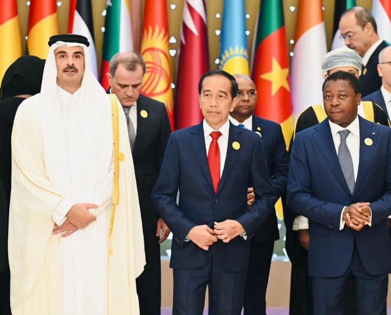 Presiden Indonesia Joko “Jokowi” Widodo (tengah) dan para pemimpin negara Muslim dan Arab lainnya berpartisipasi dalam KTT Luar Biasa Organisasi Kerja Sama Islam, di King Abdulaziz International Convention Center di Riyadh, Arab Saudi, 11 November 2023. [@jokowi via X]