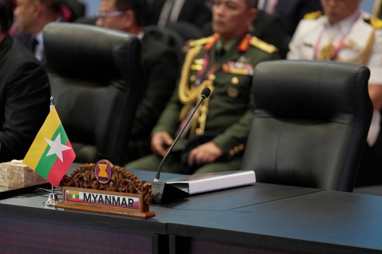 Kursi yang diperuntukkan bagi ketua delegasi Myanmar dibiarkan kosong saat sesi pembukaan Pertemuan Menteri Pertahanan ASEAN di Jakarta, 15 November 2023. [Dita Alangkara/Pool/Reuters]