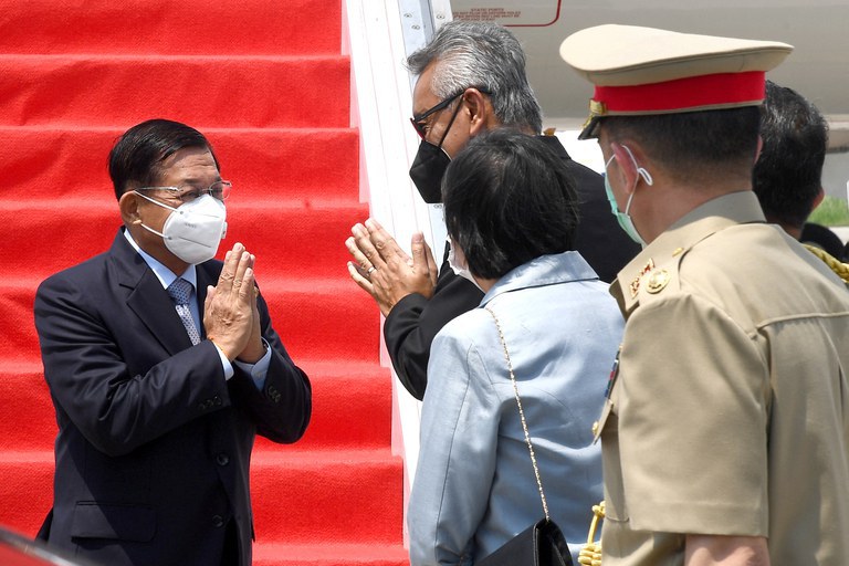 Pemimpin junta Myanmar Min Aung Hlaing (kiri) disambut saat tiba di Bandara Internasional Soekarno-Hatta untuk menghadiri KTT ASEAN tentang krisis Myanmar, di Jakarta, 24 April 2021. [Handout Istana Kepresidenan Indonesia via AFP]