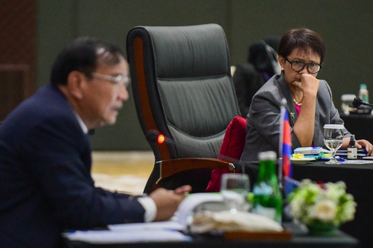 Menteri Luar Negeri Indonesia Retno Marsudi (kanan) memperhatikan saat Menteri Luar Negeri Kamboja Prak Sokhonn (kiri) berbicara dalam Pertemuan Khusus Menteri Luar Negeri ASEAN di Sekretariat ASEAN di Jakarta, 27 Oktober 2022. [Handout/ASEAN/AFP]