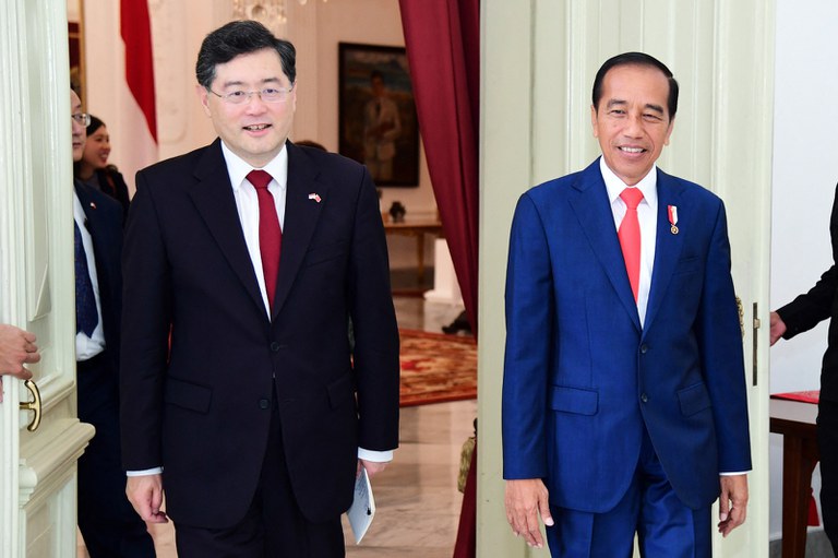 Presiden Joko Widodo bersama Menteri Luar Negeri China Qin Gang (kiri) dalam pertemuan mereka di Istana Merdeka di Jakarta, 22 Februari 2023. [Istana Kepresidenan Indonesia/Handout via Reuters]