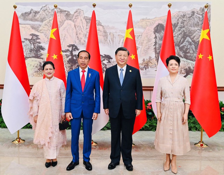 Presiden Indonesia Joko “Jokowi” Widodo dan Ibu Negara Iriana Widodo berfoto bersama Presiden Tiongkok Xi Jinping dan istrinya Peng Liyuan dalam pertemuan mereka di Hotel Jinniu di Chengdu, Tiongkok, 27 Juli 2023. [Handout/Istana Kepresidenan/via Reuters]