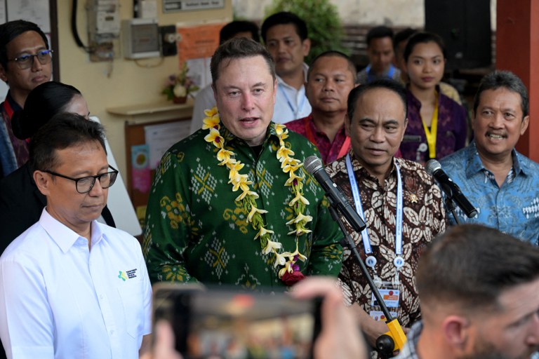 Miliarder teknologi Elon Musk (kedua dari kiri) berbicara didampingi Menteri Kesehatan Indonesia Budi Gunadi Sadikin (kiri) dalam upacara yang diadakan untuk meresmikan unit satelit Starlink, di sebuah pusat kesehatan masyarakat di Denpasar, Bali, 19 Mei 2024. [Sonny Tumbelaka/AFP]