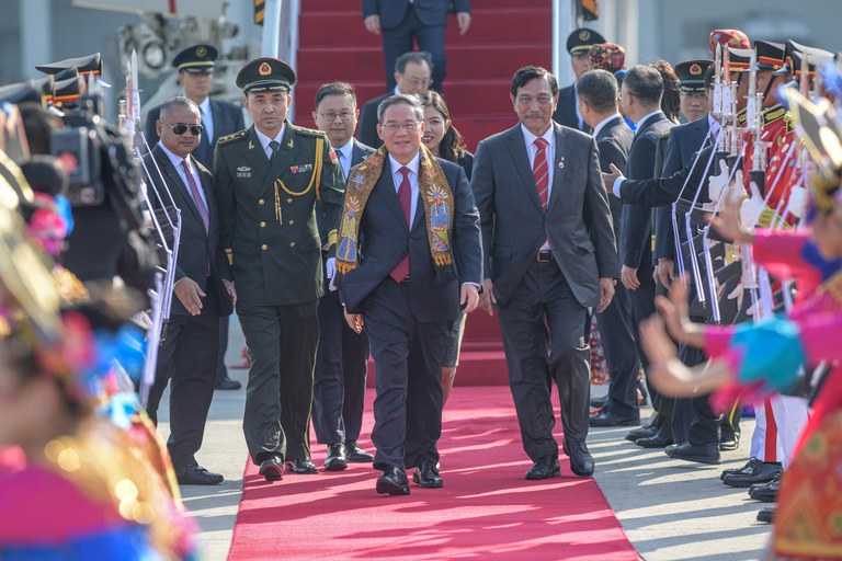Perdana Menteri China Li Qiang (tengah) berjalan bersama Luhut Binsar Pandjaitan, Menteri Koordinator Bidang Kemaritiman dan Investasi Indonesia, ketika tiba di Indonesia untuk menghadiri KTT ASEAN ke-43 di Bandara Internasional Soekarno-Hatta di Tangerang, Banten, 5 September 2023. [Antara Foto/Raisan Al Farisi/ via Reuters]