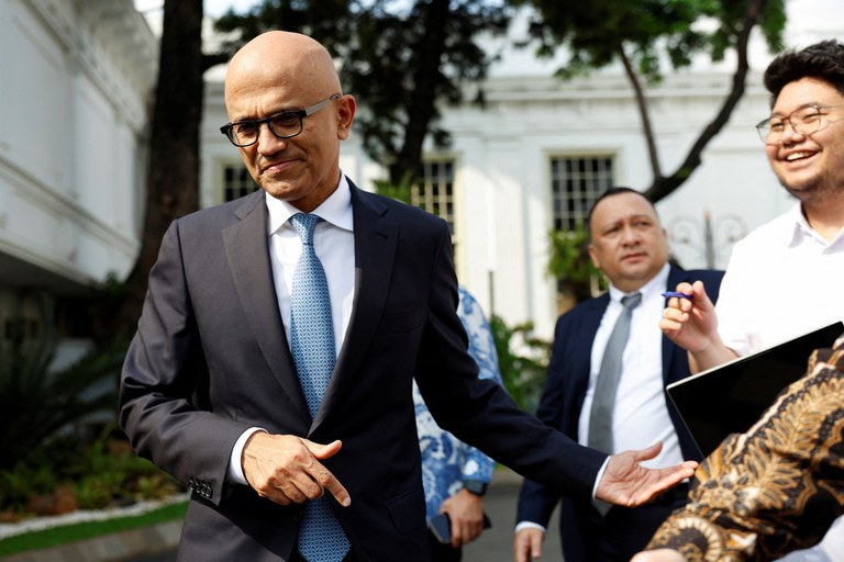 Satya Nadella, pimpinan eksekutif dan CEO Microsoft, keluar setelah menghadiri pertemuan dengan Presiden Indonesia Joko “Jokowi” Widodo di Istana Kepresidenan di Jakarta, 30 April 2024. [Willy Kurniawan/Reuters]