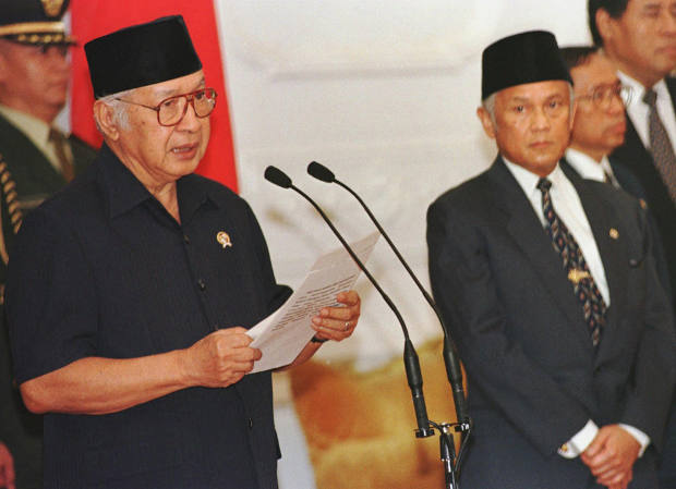Presiden Soeharto (kiri) mengumumkan pengunduran dirinya setelah terjadi krisis ekonomi dan kerusuhan politik yang berujung pada tuntutan masyarakat agar dirinya turun dari jabatan yang telah didudukinya selama 32 tahun itu, di Jakarta, 21 Mei 1998. [AP]