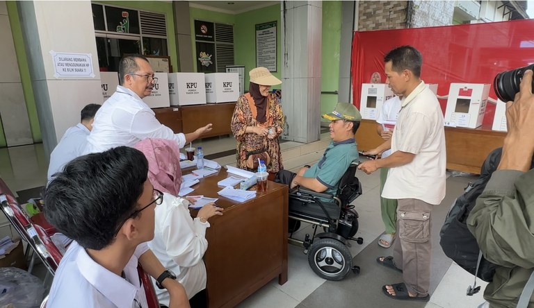 Seorang penyandang disabilitas menyalurkan aspirasi politiknya menggunakan kursi roda di TPS 12, Kelurahan Jati Baru, Kecamatan Padang Timur, Kota Padang, Sumatra Barat, Rabu, 14 Februari 2024. [M.Sulthan Azzam/Benarnews]