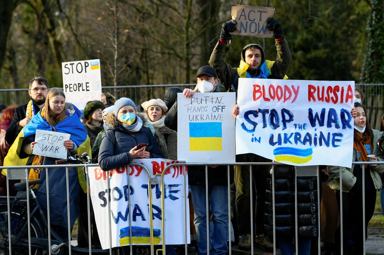 Massa memprotes serangan Rusia di Ukraina, di luar gedung parlemen Belanda di Den Haag, Belanda, 24 Februari 2022. [Reuters]
