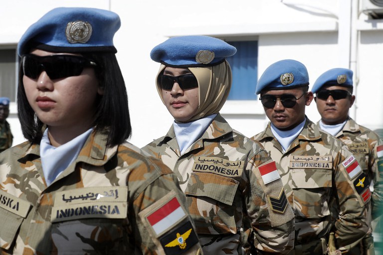 Pasukan penjaga perdamaian asal Indonesia yang tergabung dalam Pasukan Sementara Perserikatan Bangsa-Bangsa di Lebanon (UNIFIL) dalam acara ulang tahun PBB ke-77, di markas mereka di Naqoura, kota paling selatan Lebanon di dekat perbatasan dengan Israel, 24 Oktober 2022. [Mahmoud Zayyat/AFP]