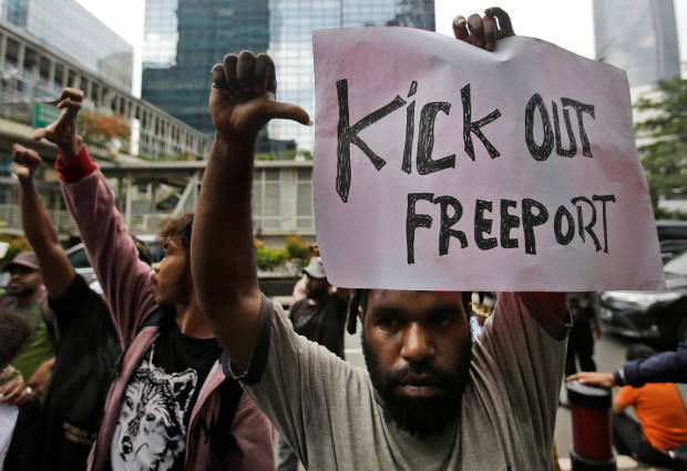 Sejumlah aktivis melakukan protes mengecam keberadaan PT Freeport Indonesia di depan perwakilan kantor perusahaan tambang raksasa tersebut di Jakarta, 7 April 2017. (AP)
