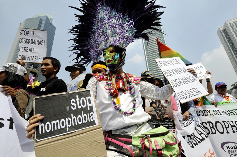 Beberapa pendukung hak-hak kaum lesbian, gay, biseksual, dan transgender (LGBT) berdemonstrasi menandai peringatan Hari Perlawanan Terhadap Homophobia di Jakarta, 17 Mei 2008. [AFP]