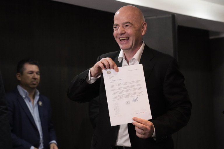 Presiden FIFA Gianni Infantino memegang surat dari Asosiasi Sepak Bola Argentina yang menawarkan untuk menjadi tuan rumah Piala Dunia U-20 2023 menggantikan Indonesia, di Asunción, Paraguay, 30 Maret 2023. [Jorge Saenz/AP Photo]