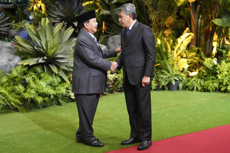 Menteri Pertahanan Indonesia Prabowo Subianto menyambut Menteri Pertahanan Malaysia Mohamad Hasan (kanan) saat kedatangannya untuk menghadiri Pertemuan Menteri Pertahanan Perhimpunan Bangsa-Bangsa Asia Tenggara (ASEAN) di Jakarta, Rabu, 15 November 2023. [Foto AP/Tatan Syuflana]