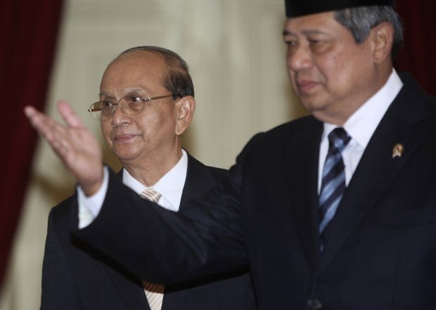 Dalam foto tertanggal 5 Mei 2011 ini memperlihatkan Presiden Myanmar saat itu Thein Sein (kiri) dan Presiden Indonesia Susilo Bambang Yudhoyono di Istana Merdeka di Jakarta. [AP]
