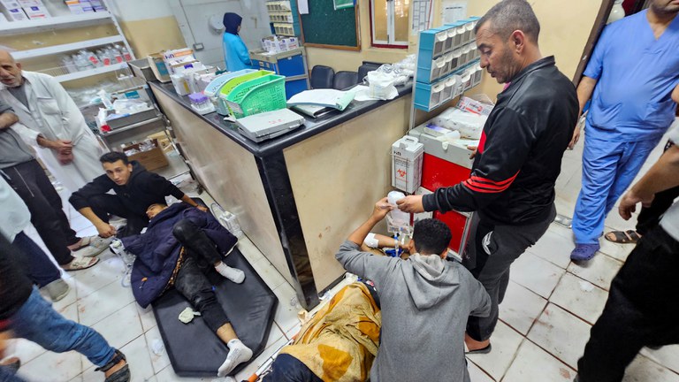 Warga Palestina yang terluka akibat serangan Israel tergeletak di lantai Rumah Sakit Indonesia di Jalur Gaza utara, 16 November 2023. [Anas Al-Shareef/Reuters]
