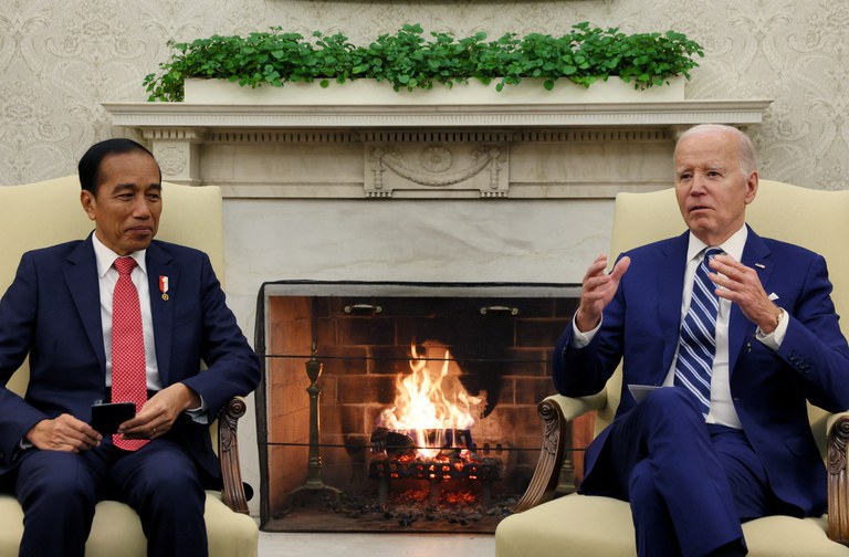 Presiden AS Joe Biden bertemu dengan Presiden Indonesia Joko “Jokowi” Widodo untuk melakukan pembicaraan di Ruang Oval Gedung Putih di Washington, 13 November 2023. [Leah Millis/Reuters]