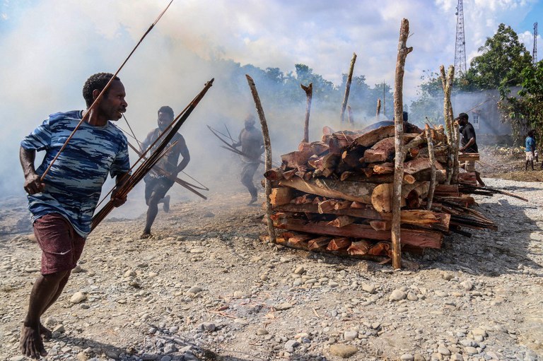 Beberapa orang Papua yang diduga dibunuh oleh tentara Indonesia dikremasi di Kabupaten Mimika, 16 September 2022. Enam tentara Indonesia ditangkap setelah dituduh membunuh empat orang asli Papua dan memutilasi tubuh mereka, kata pihak berwenang pada 30 Agustus. [Sevianto Pakiding/AFP]