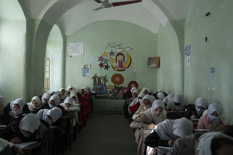 Remaja perempuan Afghanistan mengikuti pelajaran di dalam ruang kelas di Sekolah Menengah PerempuanTajrobawai, di Herat, Afghanistan, 25 November 2021. Minggu lalu pemerintahan Taliban melarang anak perempuan setelah kelas 6 SD untuk melanjutkan sekolah. [AP]