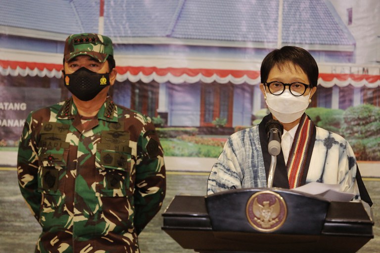 Menteri Luar Negeri Indonesia Retno Marsudi berbicara dalam sebuah konferensi pers didampingi Kepala TNI Hadi Tjahjanto setelah dilakukannya evakuasi masyarakat Indonesian dari Kabul, Afghanistan, di Pangkalan Udara Halim Perdanakusuma di Jakarta, 21 Agustus 2021. [Kemlu via Reuters]