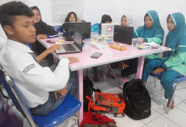 Para siswa sedang belajar cara menggunakan internet sehat di Kabupaten Malang, Jawa Timur, 15 Januari 2018. (Eko Widianto/BeritaBenar)