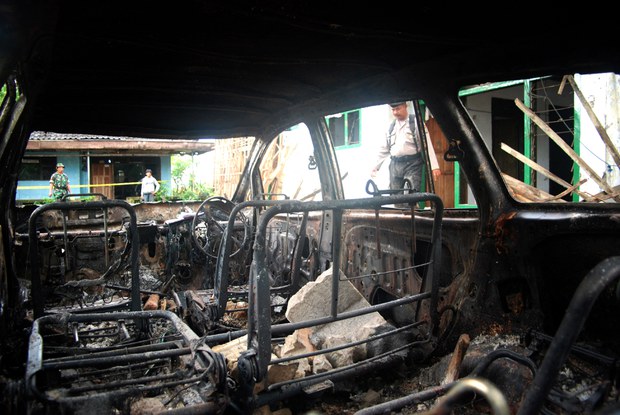 Massa Serang dan Rusak Masjid Ahmadiyah di Kalbar Massa Serang dan Rusak Masjid Ahmadiyah di Kalbar